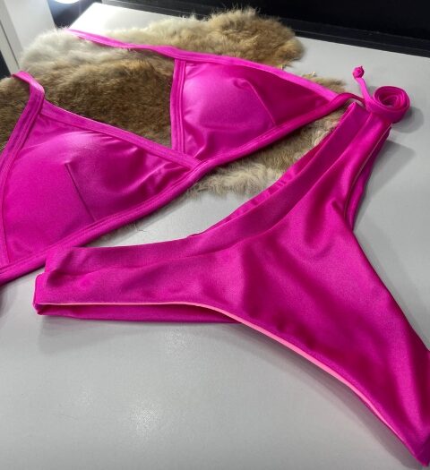 Modelo Busto Calcinha Asa Delta